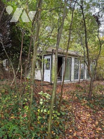 NOUVEAUTE ! Un terrain de loisir avec des constructions. 