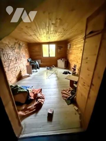 NOUVEAUTE ! Un terrain de loisir avec des constructions. 