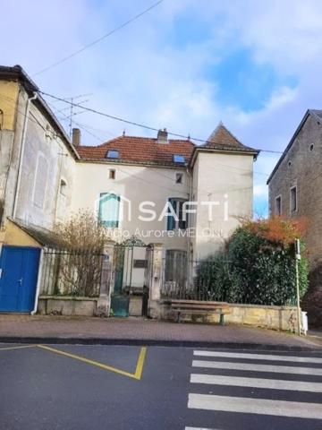 À VAUCOULEURS, profitez d’un cadre paisible entre nature et patrimoine, dans un bien alliant confort et sérénité.