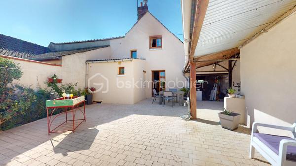 // Visite virtuelle sur demande // 

À proximité de Beaune-la-Rolande, à Romainville, découvrez cette belle maison rénovée avec soin.

Elle se compose au rez-de-chaussée d'une entrée, d'une cuisine ouverte aménagée et équipée, ouvrant sur un spacieux double salon-séjour agrémenté d'un poêle à bois, avec accès direct au jardin. Vous trouverez également une buanderie avec l'accès à la cave ainsi qu'une salle d'eau avec WC.
À l'étage, un palier dessert deux chambres.
À l'extérieur, profitez d'une cour sans vis à vis et d'un garage. 
En face de la maison une parcelle constructible avec double garage et atelier.

La maison est raccordée au tout-à-l'égout et bénéficie de rénovations récentes réalisées avec des matériaux de qualité.

Idéal premier achat. Une visite s'impose !