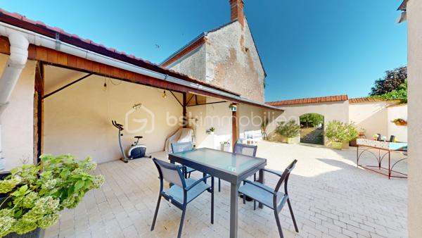 // Visite virtuelle sur demande // 

À proximité de Beaune-la-Rolande, à Romainville, découvrez cette belle maison rénovée avec soin.

Elle se compose au rez-de-chaussée d'une entrée, d'une cuisine ouverte aménagée et équipée, ouvrant sur un spacieux double salon-séjour agrémenté d'un poêle à bois, avec accès direct au jardin. Vous trouverez également une buanderie avec l'accès à la cave ainsi qu'une salle d'eau avec WC.
À l'étage, un palier dessert deux chambres.
À l'extérieur, profitez d'une cour sans vis à vis et d'un garage. 
En face de la maison une parcelle constructible avec double garage et atelier.

La maison est raccordée au tout-à-l'égout et bénéficie de rénovations récentes réalisées avec des matériaux de qualité.

Idéal premier achat. Une visite s'impose !