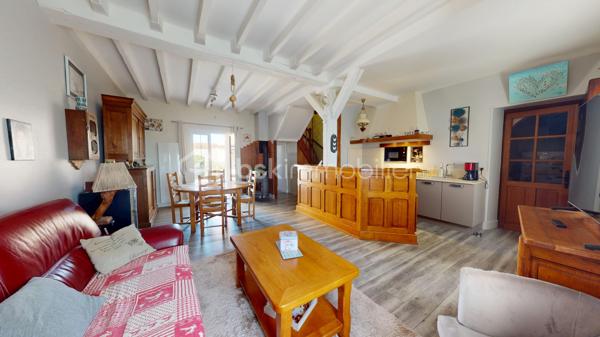 // Visite virtuelle sur demande // 

À proximité de Beaune-la-Rolande, à Romainville, découvrez cette belle maison rénovée avec soin.

Elle se compose au rez-de-chaussée d'une entrée, d'une cuisine ouverte aménagée et équipée, ouvrant sur un spacieux double salon-séjour agrémenté d'un poêle à bois, avec accès direct au jardin. Vous trouverez également une buanderie avec l'accès à la cave ainsi qu'une salle d'eau avec WC.
À l'étage, un palier dessert deux chambres.
À l'extérieur, profitez d'une cour sans vis à vis et d'un garage. 
En face de la maison une parcelle constructible avec double garage et atelier.

La maison est raccordée au tout-à-l'égout et bénéficie de rénovations récentes réalisées avec des matériaux de qualité.

Idéal premier achat. Une visite s'impose !