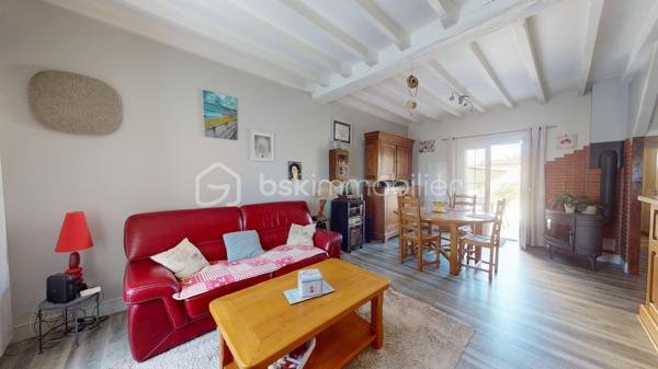 // Visite virtuelle sur demande // 

À proximité de Beaune-la-Rolande, à Romainville, découvrez cette belle maison rénovée avec soin.

Elle se compose au rez-de-chaussée d'une entrée, d'une cuisine ouverte aménagée et équipée, ouvrant sur un spacieux double salon-séjour agrémenté d'un poêle à bois, avec accès direct au jardin. Vous trouverez également une buanderie avec l'accès à la cave ainsi qu'une salle d'eau avec WC.
À l'étage, un palier dessert deux chambres.
À l'extérieur, profitez d'une cour sans vis à vis et d'un garage. 
En face de la maison une parcelle constructible avec double garage et atelier.

La maison est raccordée au tout-à-l'égout et bénéficie de rénovations récentes réalisées avec des matériaux de qualité.

Idéal premier achat. Une visite s'impose !