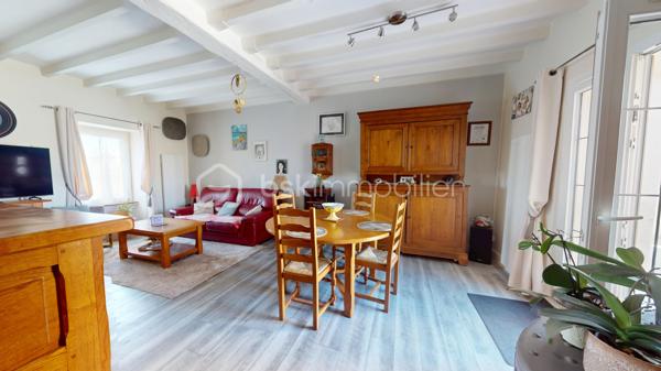 // Visite virtuelle sur demande // 

À proximité de Beaune-la-Rolande, à Romainville, découvrez cette belle maison rénovée avec soin.

Elle se compose au rez-de-chaussée d'une entrée, d'une cuisine ouverte aménagée et équipée, ouvrant sur un spacieux double salon-séjour agrémenté d'un poêle à bois, avec accès direct au jardin. Vous trouverez également une buanderie avec l'accès à la cave ainsi qu'une salle d'eau avec WC.
À l'étage, un palier dessert deux chambres.
À l'extérieur, profitez d'une cour sans vis à vis et d'un garage. 
En face de la maison une parcelle constructible avec double garage et atelier.

La maison est raccordée au tout-à-l'égout et bénéficie de rénovations récentes réalisées avec des matériaux de qualité.

Idéal premier achat. Une visite s'impose !