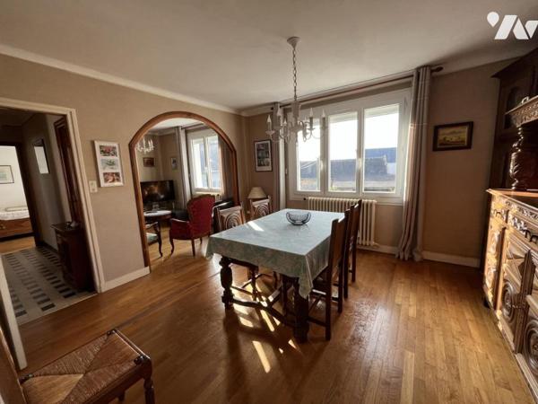 Maison d'habitation construite sur 3 niveaux - 4 chambres