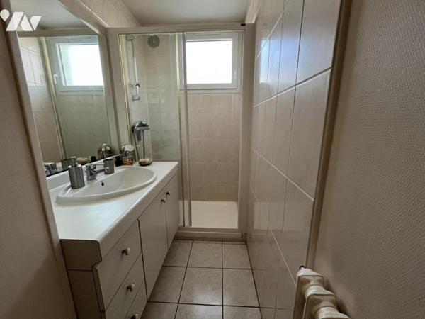 Maison d'habitation construite sur 3 niveaux - 4 chambres