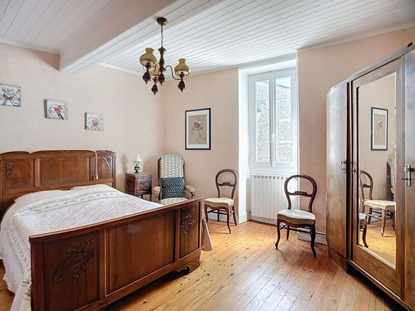 A vendre superbe maison de village en pierres, 4 chambres, avec jardin et grand garage