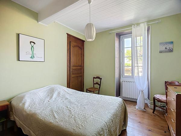 A vendre superbe maison de village en pierres, 4 chambres, avec jardin et grand garage