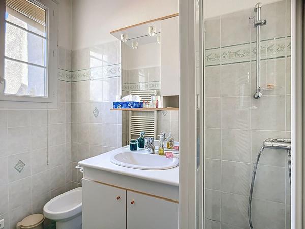 A vendre superbe maison de village en pierres, 4 chambres, avec jardin et grand garage