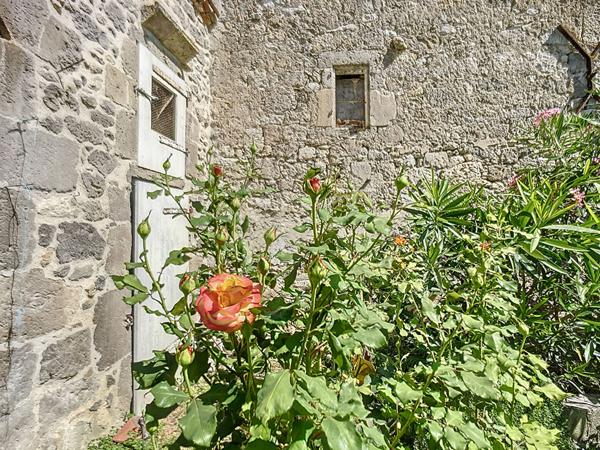 A vendre superbe maison de village en pierres, 4 chambres, avec jardin et grand garage