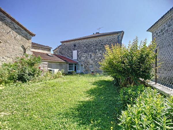 A vendre superbe maison de village en pierres, 4 chambres, avec jardin et grand garage