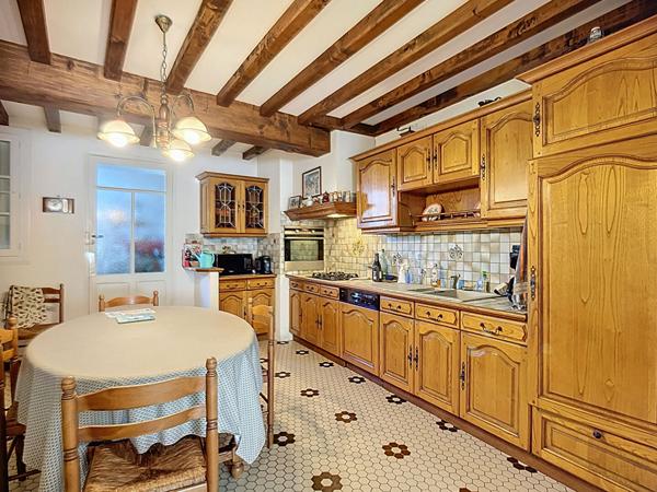 A vendre superbe maison de village en pierres, 4 chambres, avec jardin et grand garage