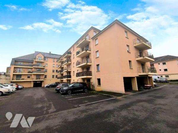 Cet appartement se situe au premier étage de cette résidence sécurisée avec ascenseur, au centr...