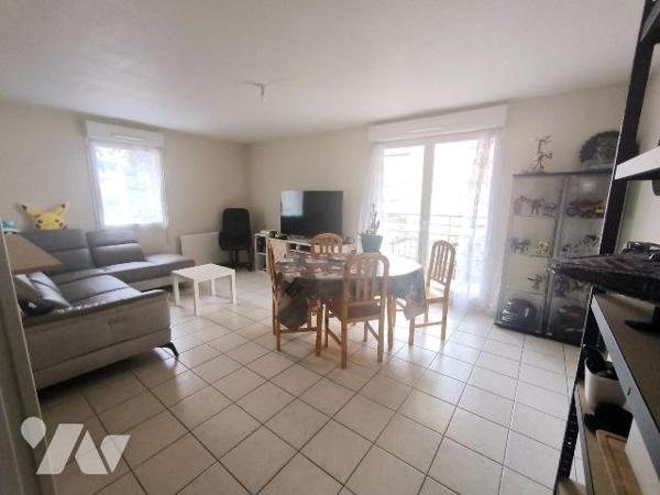 Cet appartement se situe au premier étage de cette résidence sécurisée avec ascenseur, au centr...