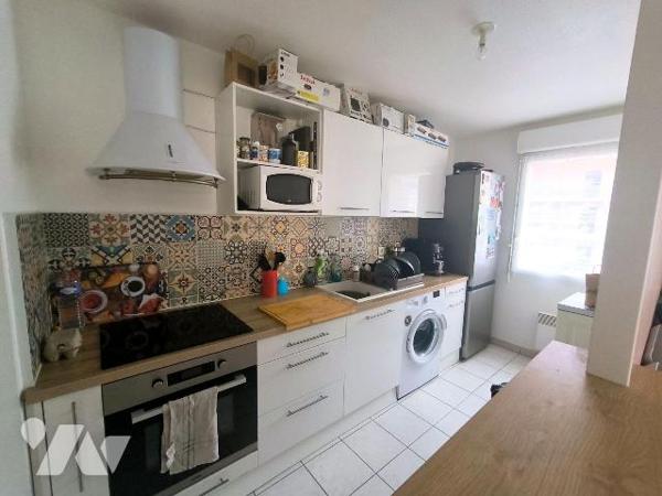 Cet appartement se situe au premier étage de cette résidence sécurisée avec ascenseur, au centr...