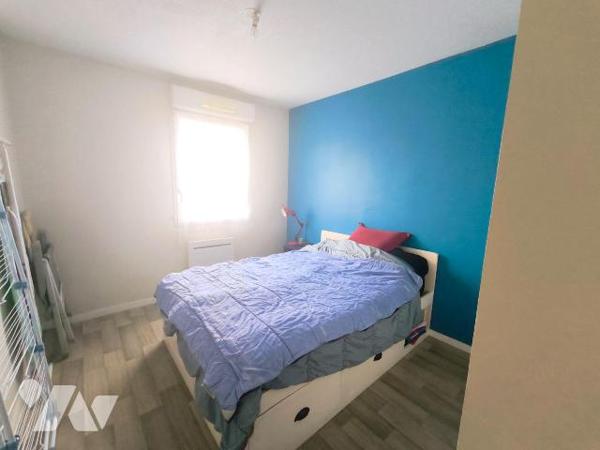 Cet appartement se situe au premier étage de cette résidence sécurisée avec ascenseur, au centr...