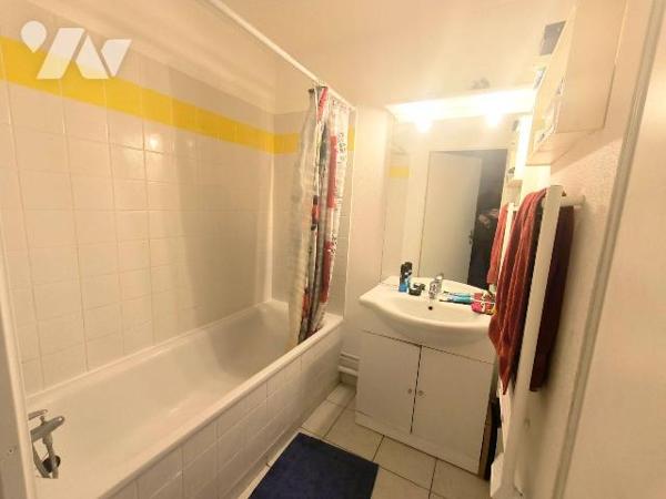 Cet appartement se situe au premier étage de cette résidence sécurisée avec ascenseur, au centr...