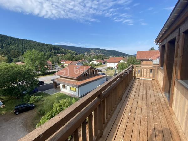 Appartement T3 en plateau à aménager – Dans une copropriété entièrement rénovée

Donnez vie à votre projet en créant un intérieur qui vous ressemble, tout en bénéficiant de la sécurité et du confort d'un ensemble immobilier entièrement rénové.

Nous vous proposons ce T3 vendu en plateau à aménager, situé au sein d'une copropriété ayant fait l'objet d'une rénovation complète. Les travaux de l'immeuble sont entièrement réalisés : toiture, isolation thermique par l'extérieur, façades, menuiseries extérieures, parties communes, réseaux et aménagements extérieurs. Les matériaux utilisés sont de première qualité, bardage bois mélèze thermo-chauffé type Arc Alpin, terrasse bois massif douglas, porte d'entrée bois massif en vieux bois style chalet de montagne...

Il ne vous reste plus qu'à imaginer et réaliser les aménagements privatifs selon vos envies, vos besoins et votre budget.

L'appartement offre une belle pièce de vie ouverte sur une terrasse exposée plein Sud, bénéficiant d'une vue dégagée sur la Mauselaine et les forêts vosgiennes. Il comprend également deux grandes chambres, offrant chacune la possibilité d'intégrer un dressing, ainsi qu'un espace destiné à accueillir une salle de bains et un WC.

Afin de vous accompagner dans votre projet, nous avons réalisé une étude complète d'aménagement intérieur basée sur les visuels présentés dans l'annonce. Celle-ci prévoit une prestation haut de gamme comprenant notamment :

chauffage par pompe à chaleur air/air ;
revêtement de sol en carrelage grès cérame ;
création d'au moins un mur en bois vieilli dans chaque pièce pour une ambiance chaleureuse inspirée des chalets de montagne ;
rénovation complète de l'installation électrique ;
réalisation des sanitaires ;
finition des murs et plafonds.

Une pré-étude chiffrée des travaux est disponible sur simple demande. Si vous le souhaitez, nous pouvons également vous mettre en relation avec notre partenaire, qui assurera la programmation, la coordination et le suivi des travaux avec des entreprises locales reconnues.

Prix : 153 000 € – Honoraires à la charge du vendeur. Possibilité d'acheter des places de parking privative pour 3500 €/unité.

Une opportunité rare d'acquérir un appartement au sein d'un immeuble entièrement rénové, tout en conservant la liberté de concevoir un intérieur à votre image. Profitez des avantages d'un bâtiment remis à neuf et personnalisez votre futur logement sans les aléas d'une rénovation lourde.