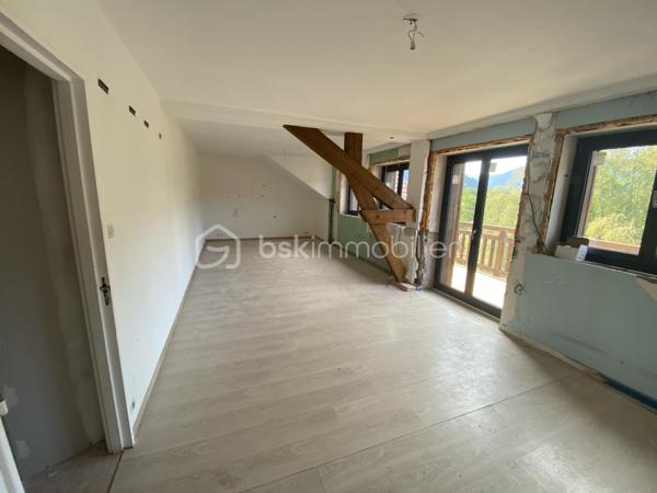 Appartement T3 en plateau à aménager – Dans une copropriété entièrement rénovée

Donnez vie à votre projet en créant un intérieur qui vous ressemble, tout en bénéficiant de la sécurité et du confort d'un ensemble immobilier entièrement rénové.

Nous vous proposons ce T3 vendu en plateau à aménager, situé au sein d'une copropriété ayant fait l'objet d'une rénovation complète. Les travaux de l'immeuble sont entièrement réalisés : toiture, isolation thermique par l'extérieur, façades, menuiseries extérieures, parties communes, réseaux et aménagements extérieurs. Les matériaux utilisés sont de première qualité, bardage bois mélèze thermo-chauffé type Arc Alpin, terrasse bois massif douglas, porte d'entrée bois massif en vieux bois style chalet de montagne...

Il ne vous reste plus qu'à imaginer et réaliser les aménagements privatifs selon vos envies, vos besoins et votre budget.

L'appartement offre une belle pièce de vie ouverte sur une terrasse exposée plein Sud, bénéficiant d'une vue dégagée sur la Mauselaine et les forêts vosgiennes. Il comprend également deux grandes chambres, offrant chacune la possibilité d'intégrer un dressing, ainsi qu'un espace destiné à accueillir une salle de bains et un WC.

Afin de vous accompagner dans votre projet, nous avons réalisé une étude complète d'aménagement intérieur basée sur les visuels présentés dans l'annonce. Celle-ci prévoit une prestation haut de gamme comprenant notamment :

chauffage par pompe à chaleur air/air ;
revêtement de sol en carrelage grès cérame ;
création d'au moins un mur en bois vieilli dans chaque pièce pour une ambiance chaleureuse inspirée des chalets de montagne ;
rénovation complète de l'installation électrique ;
réalisation des sanitaires ;
finition des murs et plafonds.

Une pré-étude chiffrée des travaux est disponible sur simple demande. Si vous le souhaitez, nous pouvons également vous mettre en relation avec notre partenaire, qui assurera la programmation, la coordination et le suivi des travaux avec des entreprises locales reconnues.

Prix : 153 000 € – Honoraires à la charge du vendeur. Possibilité d'acheter des places de parking privative pour 3500 €/unité.

Une opportunité rare d'acquérir un appartement au sein d'un immeuble entièrement rénové, tout en conservant la liberté de concevoir un intérieur à votre image. Profitez des avantages d'un bâtiment remis à neuf et personnalisez votre futur logement sans les aléas d'une rénovation lourde.