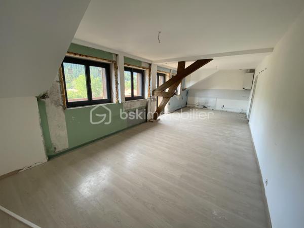 Appartement T3 en plateau à aménager – Dans une copropriété entièrement rénovée

Donnez vie à votre projet en créant un intérieur qui vous ressemble, tout en bénéficiant de la sécurité et du confort d'un ensemble immobilier entièrement rénové.

Nous vous proposons ce T3 vendu en plateau à aménager, situé au sein d'une copropriété ayant fait l'objet d'une rénovation complète. Les travaux de l'immeuble sont entièrement réalisés : toiture, isolation thermique par l'extérieur, façades, menuiseries extérieures, parties communes, réseaux et aménagements extérieurs. Les matériaux utilisés sont de première qualité, bardage bois mélèze thermo-chauffé type Arc Alpin, terrasse bois massif douglas, porte d'entrée bois massif en vieux bois style chalet de montagne...

Il ne vous reste plus qu'à imaginer et réaliser les aménagements privatifs selon vos envies, vos besoins et votre budget.

L'appartement offre une belle pièce de vie ouverte sur une terrasse exposée plein Sud, bénéficiant d'une vue dégagée sur la Mauselaine et les forêts vosgiennes. Il comprend également deux grandes chambres, offrant chacune la possibilité d'intégrer un dressing, ainsi qu'un espace destiné à accueillir une salle de bains et un WC.

Afin de vous accompagner dans votre projet, nous avons réalisé une étude complète d'aménagement intérieur basée sur les visuels présentés dans l'annonce. Celle-ci prévoit une prestation haut de gamme comprenant notamment :

chauffage par pompe à chaleur air/air ;
revêtement de sol en carrelage grès cérame ;
création d'au moins un mur en bois vieilli dans chaque pièce pour une ambiance chaleureuse inspirée des chalets de montagne ;
rénovation complète de l'installation électrique ;
réalisation des sanitaires ;
finition des murs et plafonds.

Une pré-étude chiffrée des travaux est disponible sur simple demande. Si vous le souhaitez, nous pouvons également vous mettre en relation avec notre partenaire, qui assurera la programmation, la coordination et le suivi des travaux avec des entreprises locales reconnues.

Prix : 153 000 € – Honoraires à la charge du vendeur. Possibilité d'acheter des places de parking privative pour 3500 €/unité.

Une opportunité rare d'acquérir un appartement au sein d'un immeuble entièrement rénové, tout en conservant la liberté de concevoir un intérieur à votre image. Profitez des avantages d'un bâtiment remis à neuf et personnalisez votre futur logement sans les aléas d'une rénovation lourde.