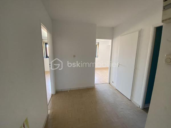 Appartement T3 en plateau à aménager – Dans une copropriété entièrement rénovée

Donnez vie à votre projet en créant un intérieur qui vous ressemble, tout en bénéficiant de la sécurité et du confort d'un ensemble immobilier entièrement rénové.

Nous vous proposons ce T3 vendu en plateau à aménager, situé au sein d'une copropriété ayant fait l'objet d'une rénovation complète. Les travaux de l'immeuble sont entièrement réalisés : toiture, isolation thermique par l'extérieur, façades, menuiseries extérieures, parties communes, réseaux et aménagements extérieurs. Les matériaux utilisés sont de première qualité, bardage bois mélèze thermo-chauffé type Arc Alpin, terrasse bois massif douglas, porte d'entrée bois massif en vieux bois style chalet de montagne...

Il ne vous reste plus qu'à imaginer et réaliser les aménagements privatifs selon vos envies, vos besoins et votre budget.

L'appartement offre une belle pièce de vie ouverte sur une terrasse exposée plein Sud, bénéficiant d'une vue dégagée sur la Mauselaine et les forêts vosgiennes. Il comprend également deux grandes chambres, offrant chacune la possibilité d'intégrer un dressing, ainsi qu'un espace destiné à accueillir une salle de bains et un WC.

Afin de vous accompagner dans votre projet, nous avons réalisé une étude complète d'aménagement intérieur basée sur les visuels présentés dans l'annonce. Celle-ci prévoit une prestation haut de gamme comprenant notamment :

chauffage par pompe à chaleur air/air ;
revêtement de sol en carrelage grès cérame ;
création d'au moins un mur en bois vieilli dans chaque pièce pour une ambiance chaleureuse inspirée des chalets de montagne ;
rénovation complète de l'installation électrique ;
réalisation des sanitaires ;
finition des murs et plafonds.

Une pré-étude chiffrée des travaux est disponible sur simple demande. Si vous le souhaitez, nous pouvons également vous mettre en relation avec notre partenaire, qui assurera la programmation, la coordination et le suivi des travaux avec des entreprises locales reconnues.

Prix : 153 000 € – Honoraires à la charge du vendeur. Possibilité d'acheter des places de parking privative pour 3500 €/unité.

Une opportunité rare d'acquérir un appartement au sein d'un immeuble entièrement rénové, tout en conservant la liberté de concevoir un intérieur à votre image. Profitez des avantages d'un bâtiment remis à neuf et personnalisez votre futur logement sans les aléas d'une rénovation lourde.
