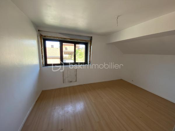 Appartement T3 en plateau à aménager – Dans une copropriété entièrement rénovée

Donnez vie à votre projet en créant un intérieur qui vous ressemble, tout en bénéficiant de la sécurité et du confort d'un ensemble immobilier entièrement rénové.

Nous vous proposons ce T3 vendu en plateau à aménager, situé au sein d'une copropriété ayant fait l'objet d'une rénovation complète. Les travaux de l'immeuble sont entièrement réalisés : toiture, isolation thermique par l'extérieur, façades, menuiseries extérieures, parties communes, réseaux et aménagements extérieurs. Les matériaux utilisés sont de première qualité, bardage bois mélèze thermo-chauffé type Arc Alpin, terrasse bois massif douglas, porte d'entrée bois massif en vieux bois style chalet de montagne...

Il ne vous reste plus qu'à imaginer et réaliser les aménagements privatifs selon vos envies, vos besoins et votre budget.

L'appartement offre une belle pièce de vie ouverte sur une terrasse exposée plein Sud, bénéficiant d'une vue dégagée sur la Mauselaine et les forêts vosgiennes. Il comprend également deux grandes chambres, offrant chacune la possibilité d'intégrer un dressing, ainsi qu'un espace destiné à accueillir une salle de bains et un WC.

Afin de vous accompagner dans votre projet, nous avons réalisé une étude complète d'aménagement intérieur basée sur les visuels présentés dans l'annonce. Celle-ci prévoit une prestation haut de gamme comprenant notamment :

chauffage par pompe à chaleur air/air ;
revêtement de sol en carrelage grès cérame ;
création d'au moins un mur en bois vieilli dans chaque pièce pour une ambiance chaleureuse inspirée des chalets de montagne ;
rénovation complète de l'installation électrique ;
réalisation des sanitaires ;
finition des murs et plafonds.

Une pré-étude chiffrée des travaux est disponible sur simple demande. Si vous le souhaitez, nous pouvons également vous mettre en relation avec notre partenaire, qui assurera la programmation, la coordination et le suivi des travaux avec des entreprises locales reconnues.

Prix : 153 000 € – Honoraires à la charge du vendeur. Possibilité d'acheter des places de parking privative pour 3500 €/unité.

Une opportunité rare d'acquérir un appartement au sein d'un immeuble entièrement rénové, tout en conservant la liberté de concevoir un intérieur à votre image. Profitez des avantages d'un bâtiment remis à neuf et personnalisez votre futur logement sans les aléas d'une rénovation lourde.