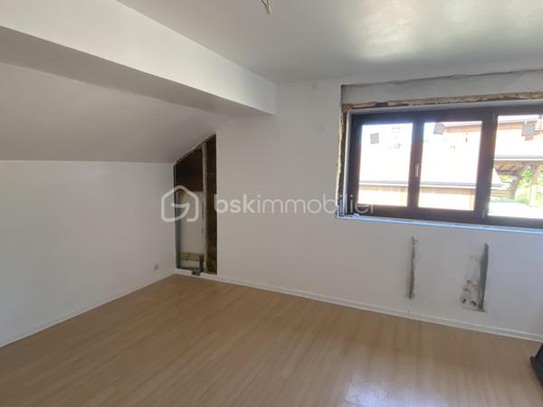 Appartement T3 en plateau à aménager – Dans une copropriété entièrement rénovée

Donnez vie à votre projet en créant un intérieur qui vous ressemble, tout en bénéficiant de la sécurité et du confort d'un ensemble immobilier entièrement rénové.

Nous vous proposons ce T3 vendu en plateau à aménager, situé au sein d'une copropriété ayant fait l'objet d'une rénovation complète. Les travaux de l'immeuble sont entièrement réalisés : toiture, isolation thermique par l'extérieur, façades, menuiseries extérieures, parties communes, réseaux et aménagements extérieurs. Les matériaux utilisés sont de première qualité, bardage bois mélèze thermo-chauffé type Arc Alpin, terrasse bois massif douglas, porte d'entrée bois massif en vieux bois style chalet de montagne...

Il ne vous reste plus qu'à imaginer et réaliser les aménagements privatifs selon vos envies, vos besoins et votre budget.

L'appartement offre une belle pièce de vie ouverte sur une terrasse exposée plein Sud, bénéficiant d'une vue dégagée sur la Mauselaine et les forêts vosgiennes. Il comprend également deux grandes chambres, offrant chacune la possibilité d'intégrer un dressing, ainsi qu'un espace destiné à accueillir une salle de bains et un WC.

Afin de vous accompagner dans votre projet, nous avons réalisé une étude complète d'aménagement intérieur basée sur les visuels présentés dans l'annonce. Celle-ci prévoit une prestation haut de gamme comprenant notamment :

chauffage par pompe à chaleur air/air ;
revêtement de sol en carrelage grès cérame ;
création d'au moins un mur en bois vieilli dans chaque pièce pour une ambiance chaleureuse inspirée des chalets de montagne ;
rénovation complète de l'installation électrique ;
réalisation des sanitaires ;
finition des murs et plafonds.

Une pré-étude chiffrée des travaux est disponible sur simple demande. Si vous le souhaitez, nous pouvons également vous mettre en relation avec notre partenaire, qui assurera la programmation, la coordination et le suivi des travaux avec des entreprises locales reconnues.

Prix : 153 000 € – Honoraires à la charge du vendeur. Possibilité d'acheter des places de parking privative pour 3500 €/unité.

Une opportunité rare d'acquérir un appartement au sein d'un immeuble entièrement rénové, tout en conservant la liberté de concevoir un intérieur à votre image. Profitez des avantages d'un bâtiment remis à neuf et personnalisez votre futur logement sans les aléas d'une rénovation lourde.