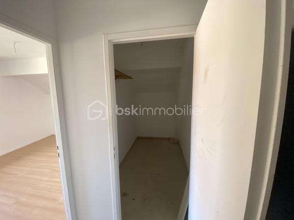 Appartement T3 en plateau à aménager – Dans une copropriété entièrement rénovée

Donnez vie à votre projet en créant un intérieur qui vous ressemble, tout en bénéficiant de la sécurité et du confort d'un ensemble immobilier entièrement rénové.

Nous vous proposons ce T3 vendu en plateau à aménager, situé au sein d'une copropriété ayant fait l'objet d'une rénovation complète. Les travaux de l'immeuble sont entièrement réalisés : toiture, isolation thermique par l'extérieur, façades, menuiseries extérieures, parties communes, réseaux et aménagements extérieurs. Les matériaux utilisés sont de première qualité, bardage bois mélèze thermo-chauffé type Arc Alpin, terrasse bois massif douglas, porte d'entrée bois massif en vieux bois style chalet de montagne...

Il ne vous reste plus qu'à imaginer et réaliser les aménagements privatifs selon vos envies, vos besoins et votre budget.

L'appartement offre une belle pièce de vie ouverte sur une terrasse exposée plein Sud, bénéficiant d'une vue dégagée sur la Mauselaine et les forêts vosgiennes. Il comprend également deux grandes chambres, offrant chacune la possibilité d'intégrer un dressing, ainsi qu'un espace destiné à accueillir une salle de bains et un WC.

Afin de vous accompagner dans votre projet, nous avons réalisé une étude complète d'aménagement intérieur basée sur les visuels présentés dans l'annonce. Celle-ci prévoit une prestation haut de gamme comprenant notamment :

chauffage par pompe à chaleur air/air ;
revêtement de sol en carrelage grès cérame ;
création d'au moins un mur en bois vieilli dans chaque pièce pour une ambiance chaleureuse inspirée des chalets de montagne ;
rénovation complète de l'installation électrique ;
réalisation des sanitaires ;
finition des murs et plafonds.

Une pré-étude chiffrée des travaux est disponible sur simple demande. Si vous le souhaitez, nous pouvons également vous mettre en relation avec notre partenaire, qui assurera la programmation, la coordination et le suivi des travaux avec des entreprises locales reconnues.

Prix : 153 000 € – Honoraires à la charge du vendeur. Possibilité d'acheter des places de parking privative pour 3500 €/unité.

Une opportunité rare d'acquérir un appartement au sein d'un immeuble entièrement rénové, tout en conservant la liberté de concevoir un intérieur à votre image. Profitez des avantages d'un bâtiment remis à neuf et personnalisez votre futur logement sans les aléas d'une rénovation lourde.