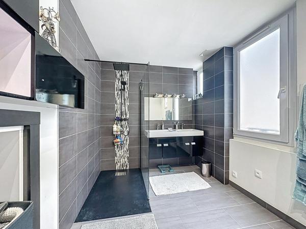 Duplex 3 pièces entièrement rénové avec jardin et cave