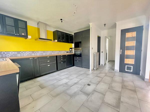 Maison - Excellent état- 4 chambres - Sous-sol total - 2 garages - 2 dépendances.