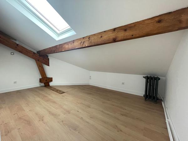 Maison - Excellent état- 4 chambres - Sous-sol total - 2 garages - 2 dépendances.