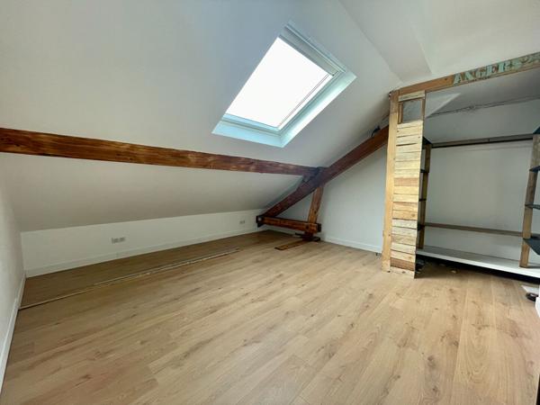 Maison - Excellent état- 4 chambres - Sous-sol total - 2 garages - 2 dépendances.