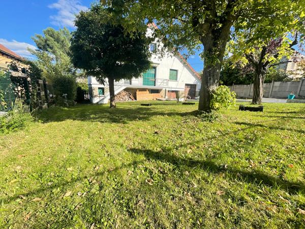 Maison - Excellent état- 4 chambres - Sous-sol total - 2 garages - 2 dépendances.