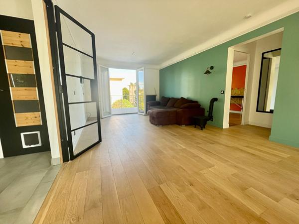 Maison - Excellent état- 4 chambres - Sous-sol total - 2 garages - 2 dépendances.