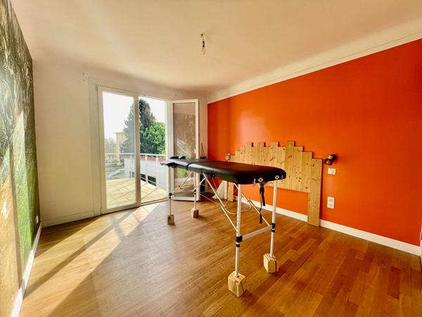 Maison - Excellent état- 4 chambres - Sous-sol total - 2 garages - 2 dépendances.