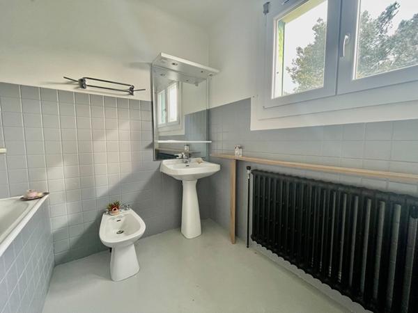 Maison - Excellent état- 4 chambres - Sous-sol total - 2 garages - 2 dépendances.