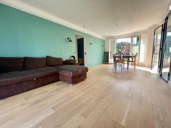 Maison - Excellent état- 4 chambres - Sous-sol total - 2 garages - 2 dépendances.