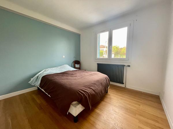 Maison - Excellent état- 4 chambres - Sous-sol total - 2 garages - 2 dépendances.