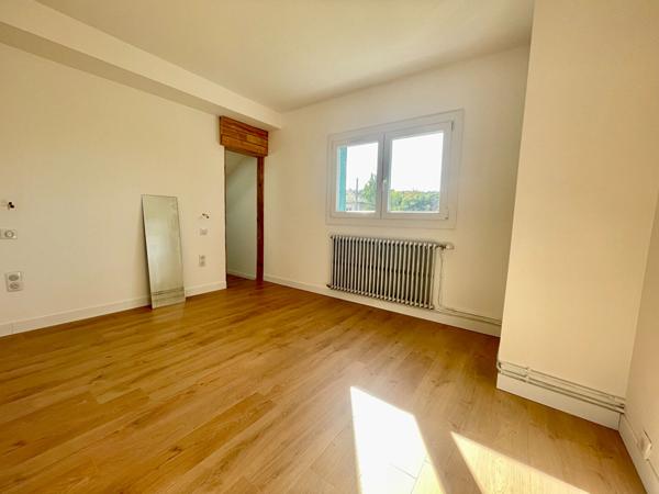 Maison - Excellent état- 4 chambres - Sous-sol total - 2 garages - 2 dépendances.