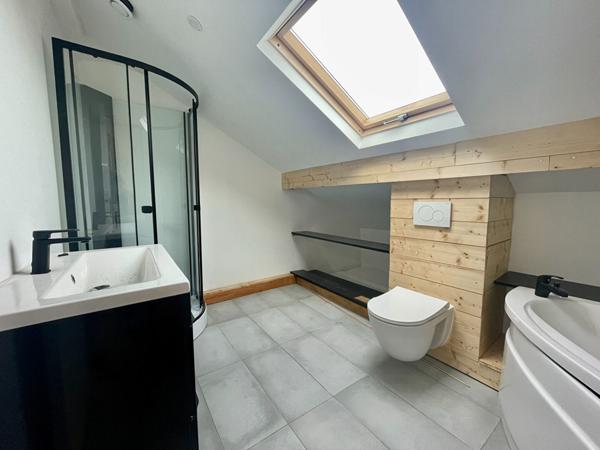 Maison - Excellent état- 4 chambres - Sous-sol total - 2 garages - 2 dépendances.