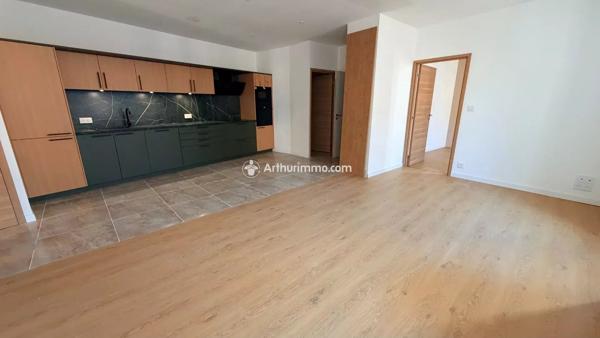Vente                                                      Appartement
                        
                     4 pièces                      78 m2                     à Millau