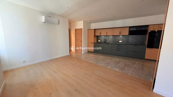 Vente                                                      Appartement
                        
                     4 pièces                      78 m2                     à Millau