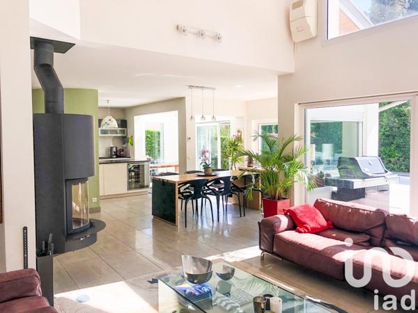 Maison 9 pièces de 234 m² à Prévessin-Moëns (01280)