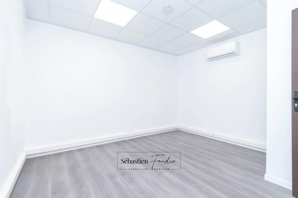 Dpt Bouches du Rhône (13), à louer GEMENOS Bureau 13 m² - Climatisation réversible - Electricité et fibre (inclus dans les charges) - Stationnement facile - Rénové