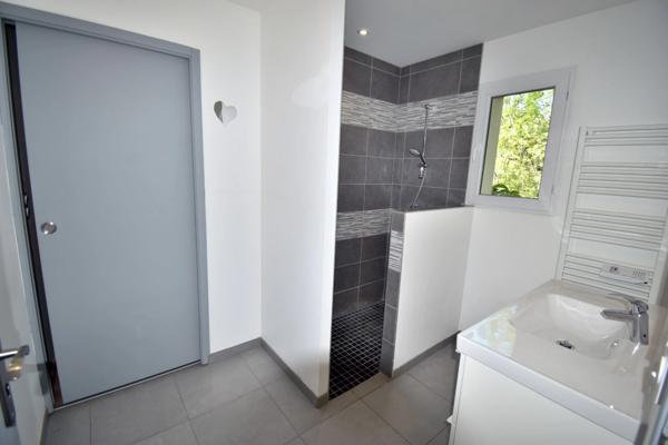 Maison contemporaine 4 pièces avec terrasse, garage et cave à 15 min de Digne-les-Bains