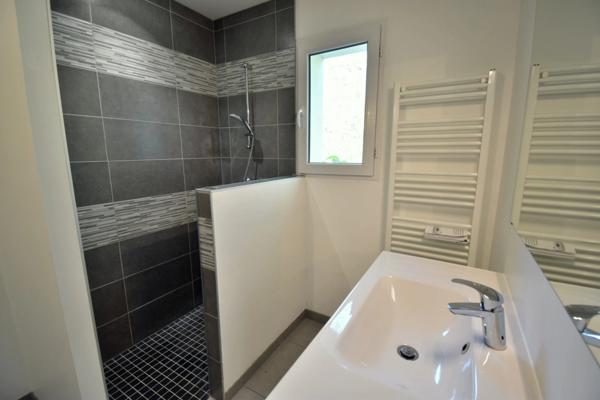 Maison contemporaine 4 pièces avec terrasse, garage et cave à 15 min de Digne-les-Bains