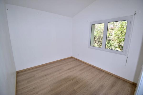 Maison contemporaine 4 pièces avec terrasse, garage et cave à 15 min de Digne-les-Bains