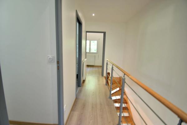 Maison contemporaine 4 pièces avec terrasse, garage et cave à 15 min de Digne-les-Bains