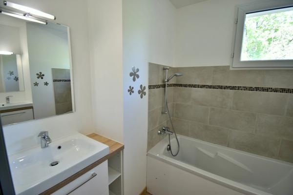 Maison contemporaine 4 pièces avec terrasse, garage et cave à 15 min de Digne-les-Bains