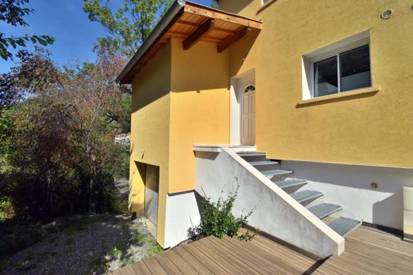 Maison contemporaine 4 pièces avec terrasse, garage et cave à 15 min de Digne-les-Bains